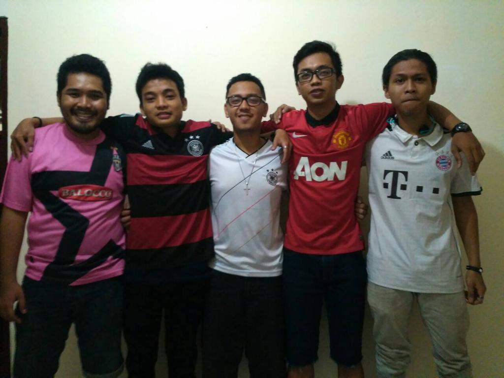 GiovanioGlory's tweet photo. I miss you so much guys!! 😢 @ManurungEster @satriosutanto @dq_kurniawan @fransixusaditya @rianferwal http://t.co/6kJwQ9ih9P