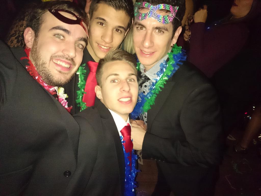 manulolo1307's tweet photo. Noche en el teatro con @sisoelpepeillo @PedroV08 y @HernandezDani95 http://t.co/pFzMNKsfnH
