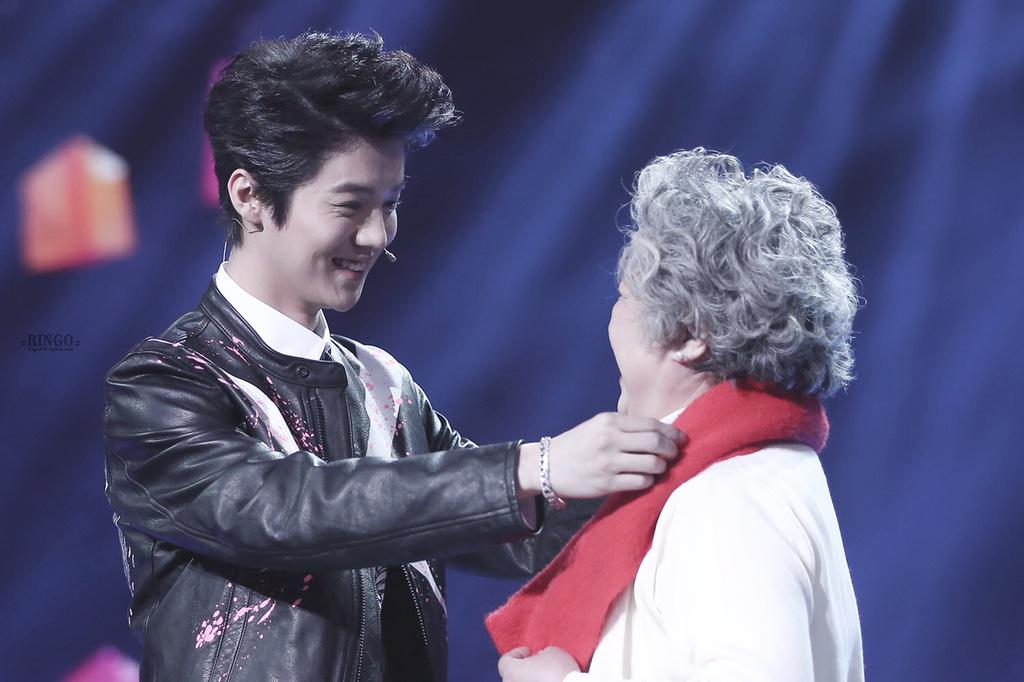 RingoRingo0420's tweet photo. 141231 东方卫视跨年 萌孙~^^冲着奶奶笑的好温柔> <新年快乐 http://t.co/oxZUmwOj33