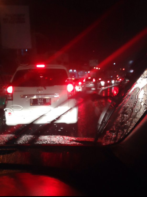 AlviandaR's tweet photo. Yaabeginilah bdg🙍😪😪 http://t.co/eSGfabkQLJ
