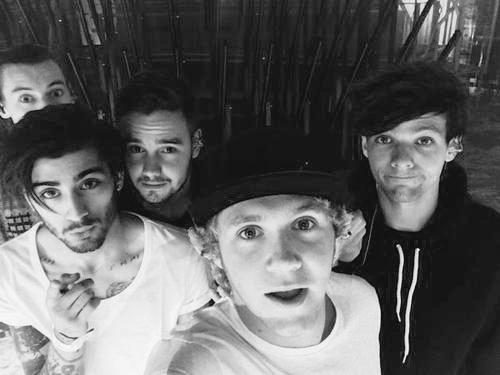 onedirectiongdr's tweet photo. Auguriamo un buon anno nuovo a tutti i nostri fans. Presto inizierà il nuovo tour, preparatevi;) -1DHQ. http://t.co/GDdvB1iv5P