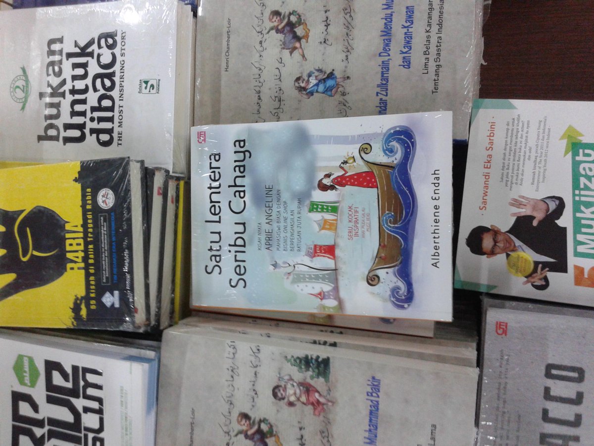 henrisuhardja's tweet photo. Eeeh udah ada lho di toko buku jogja! Buruaan ambiil!! @AprieAngeline #SLSC http://t.co/qrljIenlYw