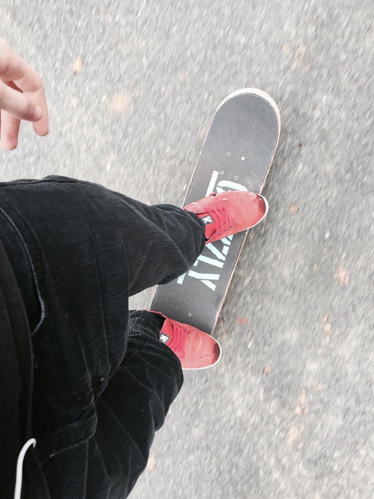 MusicSaves01's tweet photo. I think I shall skate today :) heading to orlando tomorrow to skate with my buddies ❤️ #goskate #grizzlygang #dekline http://t.co/8tCa3S0tl2