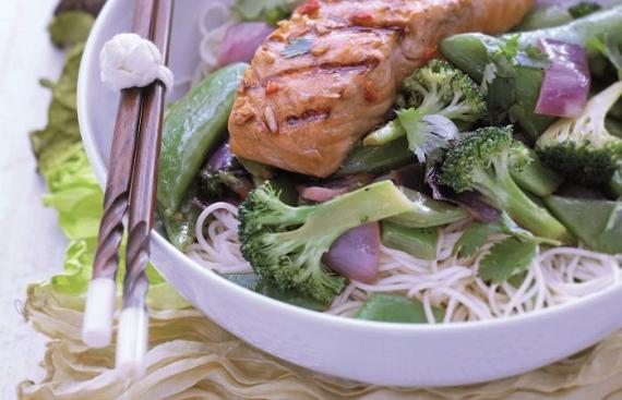wwWoudrichem's tweet photo. Tijd voor een 'slank' gerecht: gemarineerde zalm met noedels. Kijk voor het recept op http://t.co/zUJaLy8a7l http://t.co/p3aJOpicym