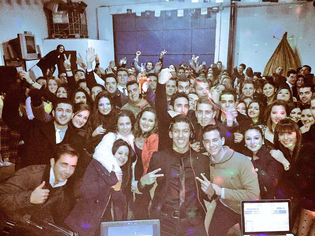 Rcorrals's tweet photo. DAR LAS GRACIAS A @ATIsound POR LAS DOS NOCHES QUE NOS HA DADO, #SINNADAACAMBIO!👏👏 SE MERECE UN RT! #LAERAMADRIGALEJO http://t.co/4Jvik6Yn6F