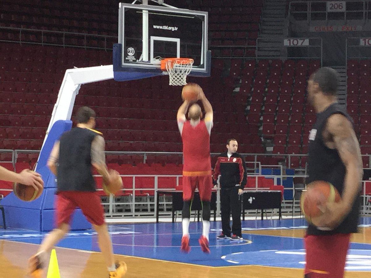 GSBasketbol's tweet photo. Galatasaray Liv Hospital yeni yılın ilk idmanını tamamladı. Kısalar ve uzunlar ayrı ayrı çalıştı. http://t.co/dNibrW3xwP