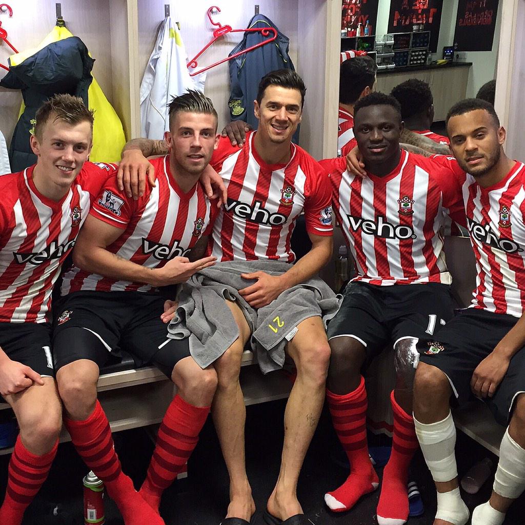 B6R8eC-CEAEgtWn.jpg:large