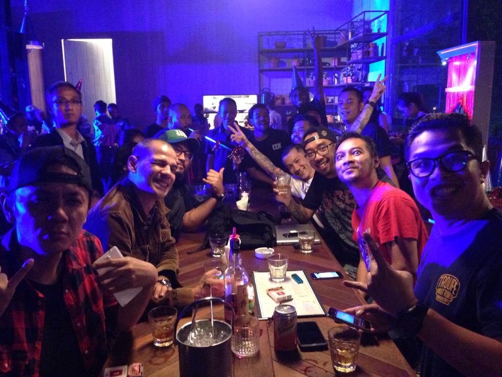 sammybramantyo's tweet photo. Pantang pulang sebelum tumbang. #LawlessVomitCrew http://t.co/UtnY0Q7lpY