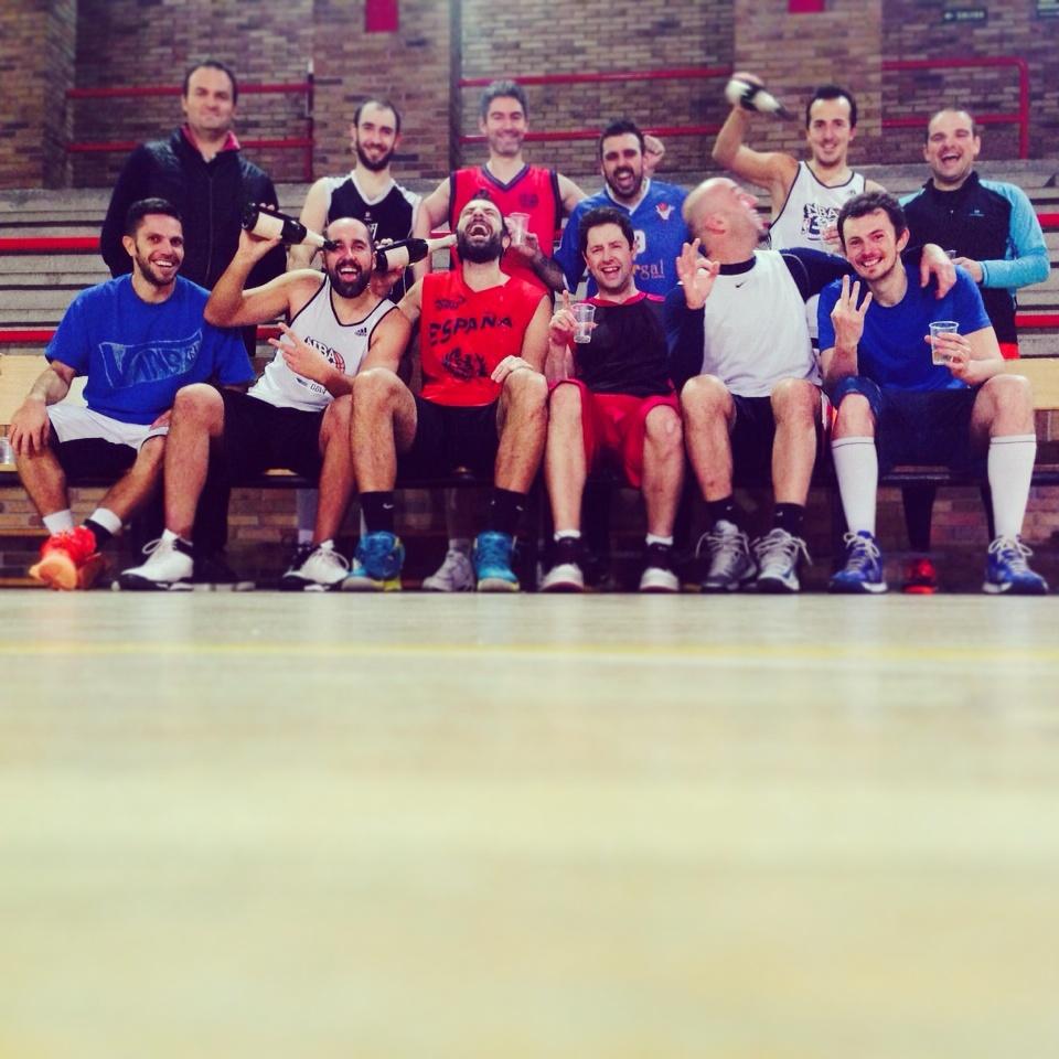 El equipo y amigos de <a href="/CB70s/">C.B. Setentas </a> os desean un feliz 2015. A seguir disfrutando del basket. #FelizAnoNuevo #yestotal