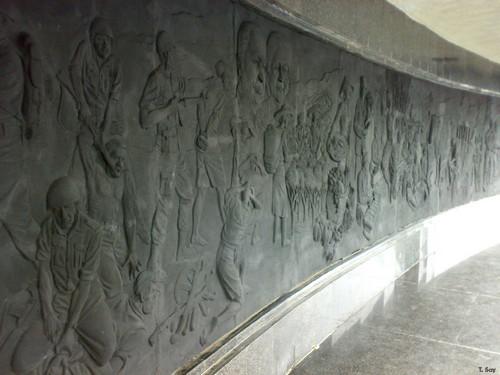 Di sepanjang dinding monumen ini terdapat relief yg menggambarkan bgtu heroiknya perjuangan rakyat Jabar #SejarahBdg