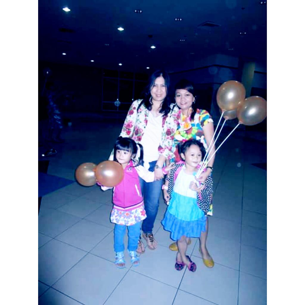 tinbeca's tweet photo. 👭 #childhoodfriendswithminis http://t.co/PtNBuCfba9