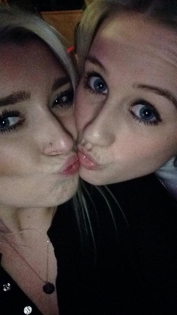 AliceLuya's tweet photo. Happy New Years from me and my sis @bkendall93 #kisses 😘❤️ http://t.co/t8Vyg8BugN