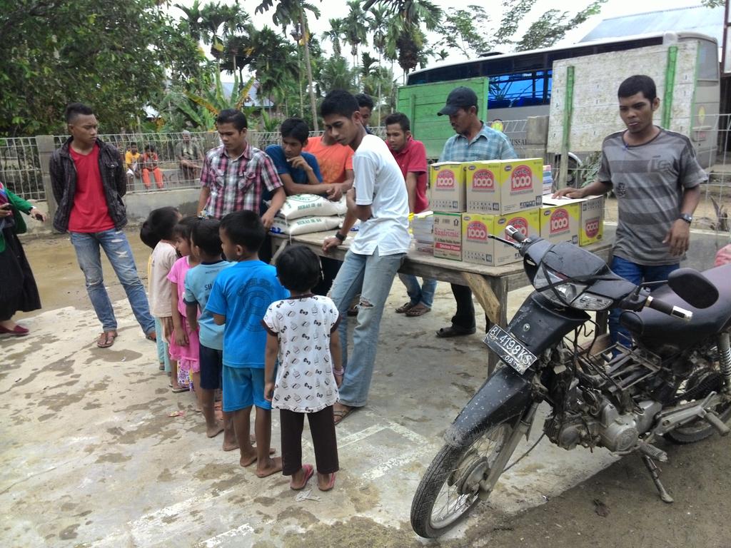 FKMTSI_ACEH's tweet photo. anak anak mengantri untuk menerima bantuan alat tulis. bantuan diberikan oleh Himatesip unimal dan Poltek Lhokseumawe http://t.co/2ymaNCny6i