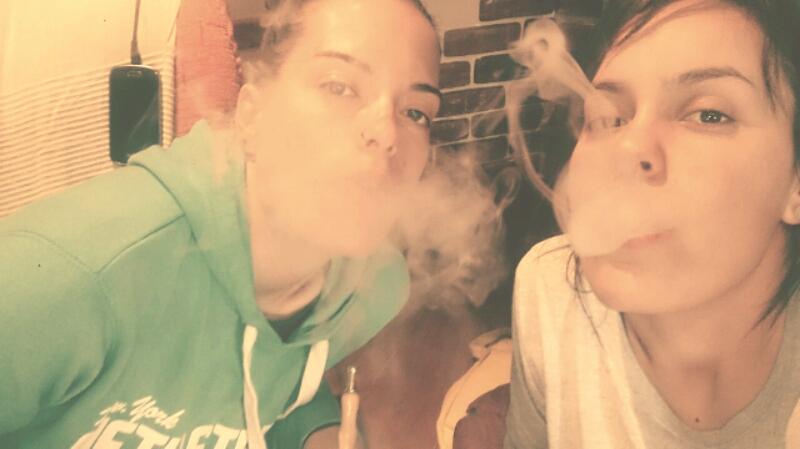 estefiiya7's tweet photo. Nunca faltan las cachimbas de @mary_latorre para empezar el año @Monilota23 http://t.co/h5T5muJWxw