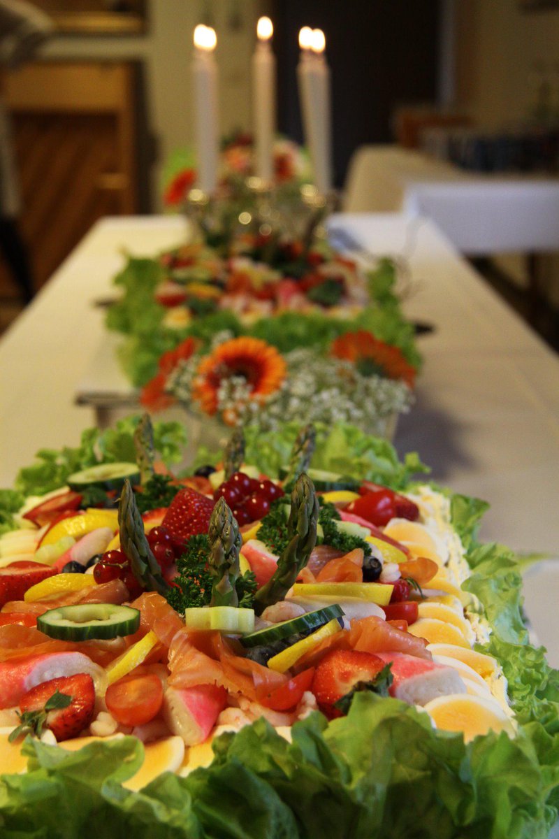 Kinaskakor's tweet photo. #Konferens #Bröllop #Buffér #minnesstund #högtidsdagar #dop #designadetårtor #catering #hemlagat http://t.co/jXxs73Cm9D