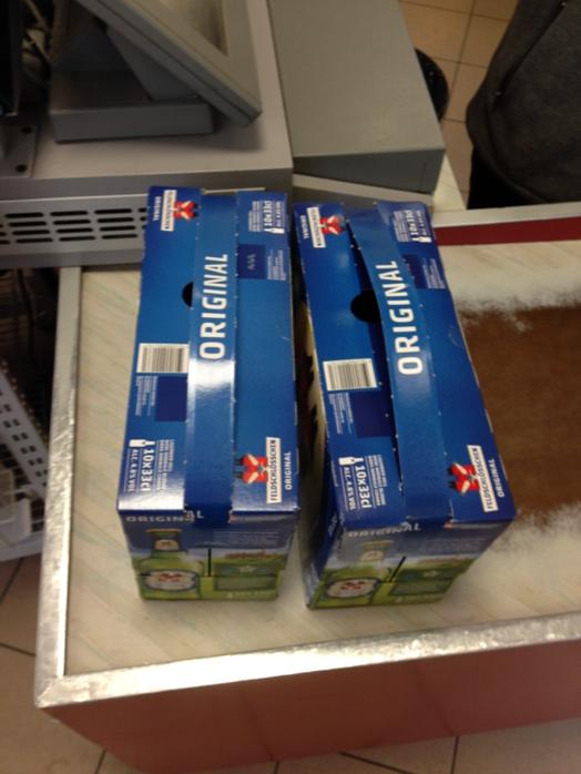 FooLevin's tweet image. 2 Feldschlösschen 10 pack beer i love this beer @swiss @beer
