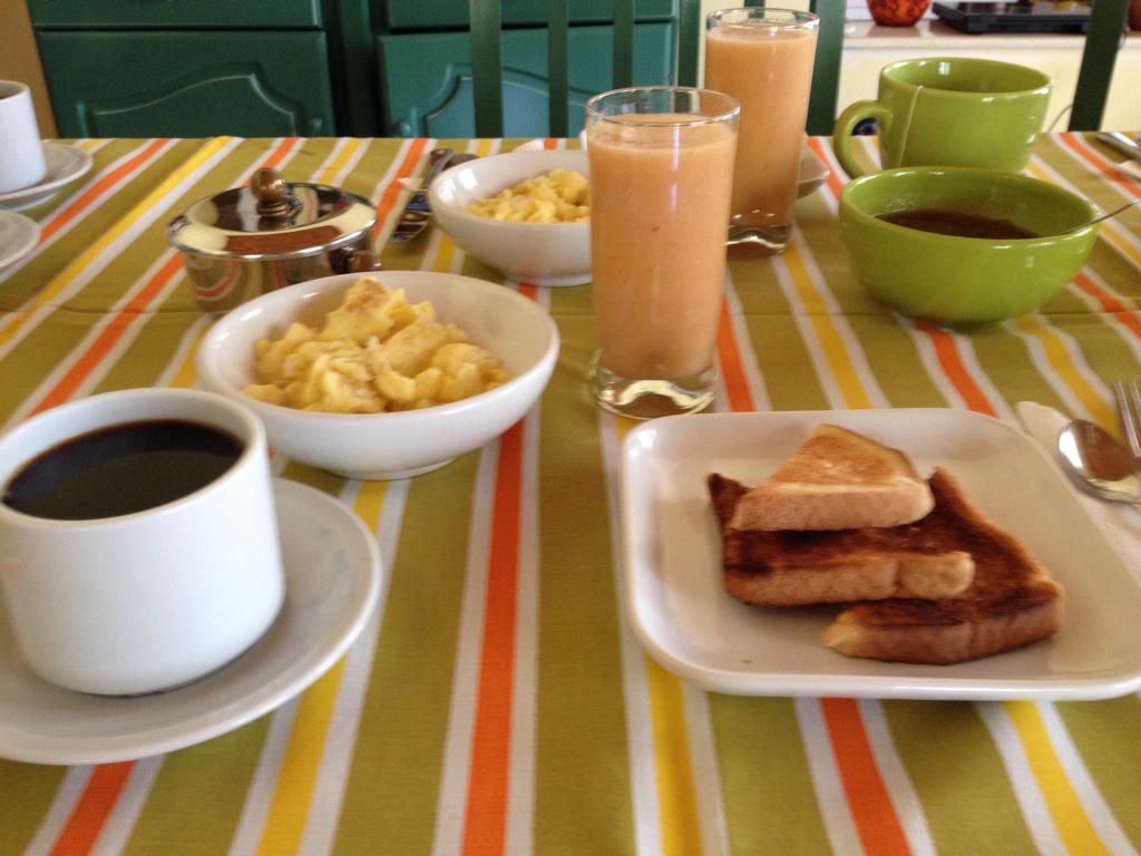 #NewYear #Breakfast #St.Louis #Scrambledeggs #OliveOil #PapayaJam #Smoothie @LuPretell @MarianaPretel @FoodPorn