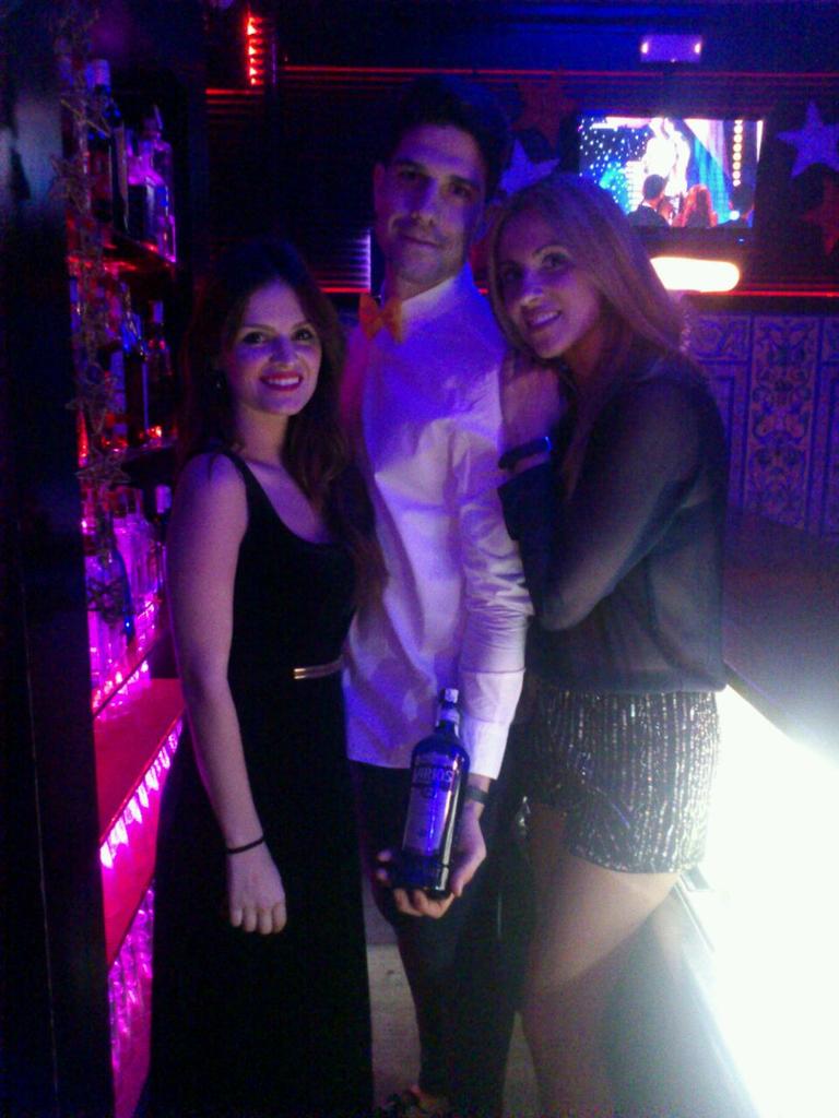juanjimenez_jjr's tweet photo. Nochevieja de espectáculo (nunca mejor dicho) jajajaj con estas bellezas en @Burana_mollyg ;) http://t.co/ck4av1RxdO