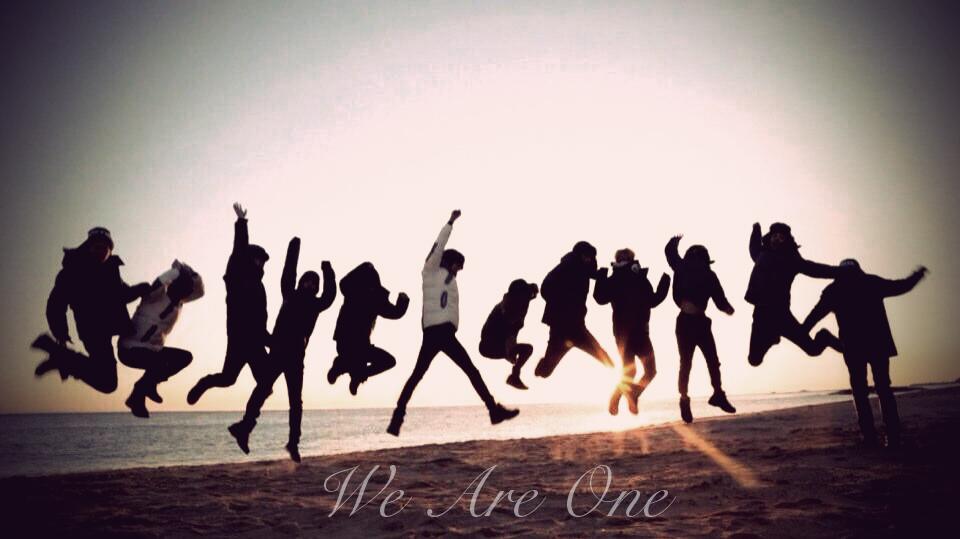 allkpop's tweet photo. #1000DaysWithEXO EXO-L celebrate EXO's 1000th day anniversary http://t.co/8w8toHOGwC http://t.co/6aSdSw8Nds
