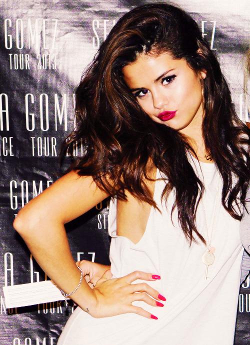 oceaneallgdr's tweet photo. 🌷Aiutatemi ok🌷

Fav selena
Rt cailin http://t.co/UZCDlzcm0x