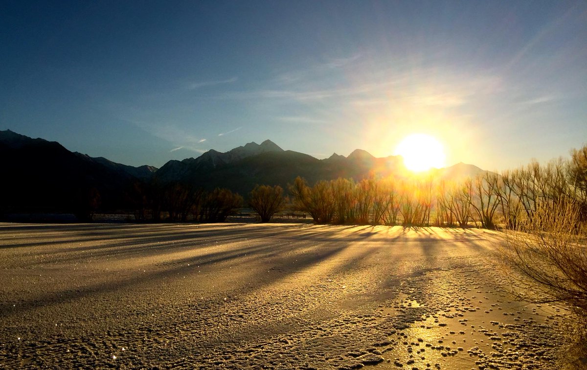 9pipeslodge's tweet photo. The dawn of a New Year.... time to start planning your #MontanaMoment of 2015 http://t.co/RBRFvVHAv4
