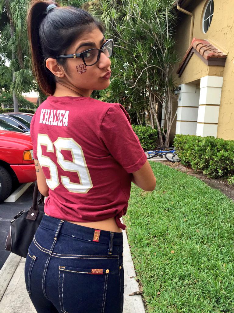 Mia Khalifa Cars बोल्ड सिनने चर्चेत असणाऱ्या मिया खलिफाच्या 'या' कारची