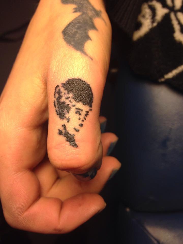 BatfishTattoo's tweet photo. #fingertattoo #microportrait #tattoo #Tattooed #TattooedBabes #freshlyinked http://t.co/lK19LoYqnV