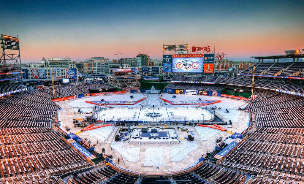 youredust's tweet photo. The caps vs blackhawks #WinterClasic http://t.co/3XXPB5EGKE