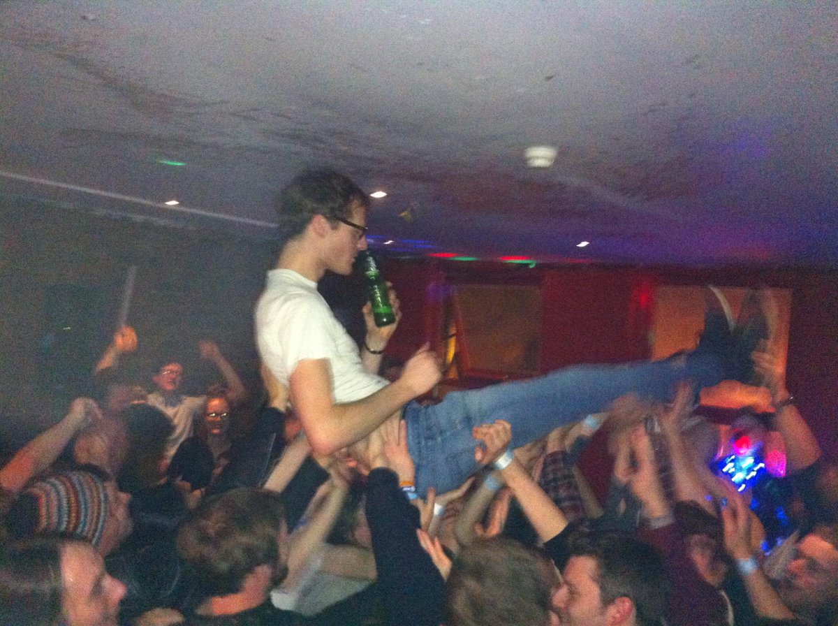 McrScenewipe's tweet photo. .@TheHipshakes this is the most casual crowd surf possible http://t.co/kTU298G2LO