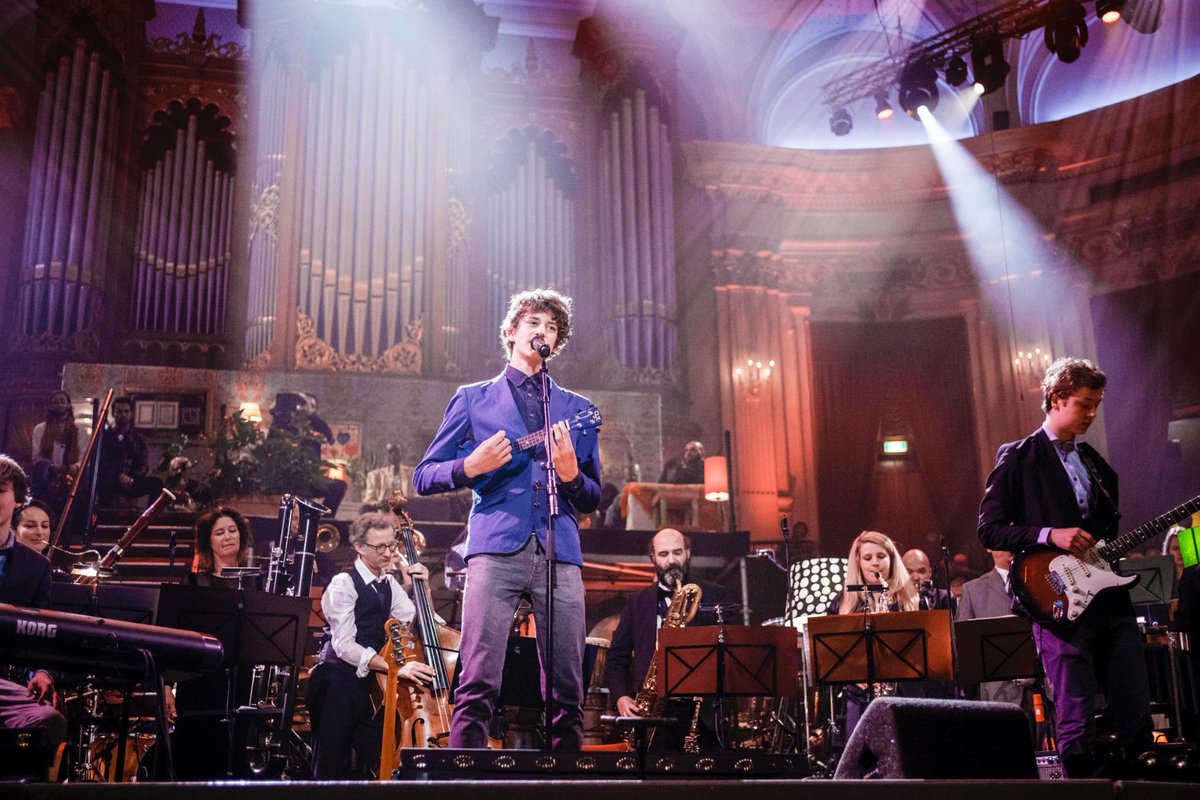 deblazers's tweet photo. Simo!!!!! #nieuwjaarsconcert #nbe @simovdv http://t.co/atDRWxOBrV
