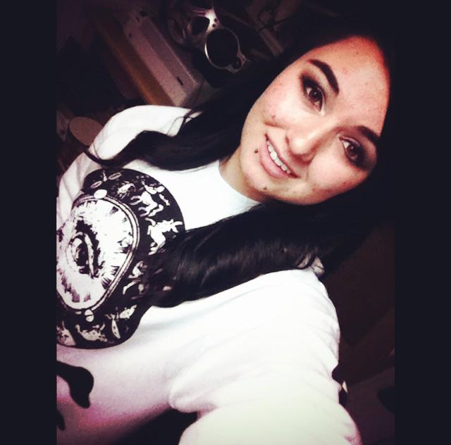 mariah619g's tweet photo. Wearing my new @HoodsUpBrand sweater๐โค๏ธ #FirstPicOf2015 @RonnieRadke http://t.co/FywVe0NTL4