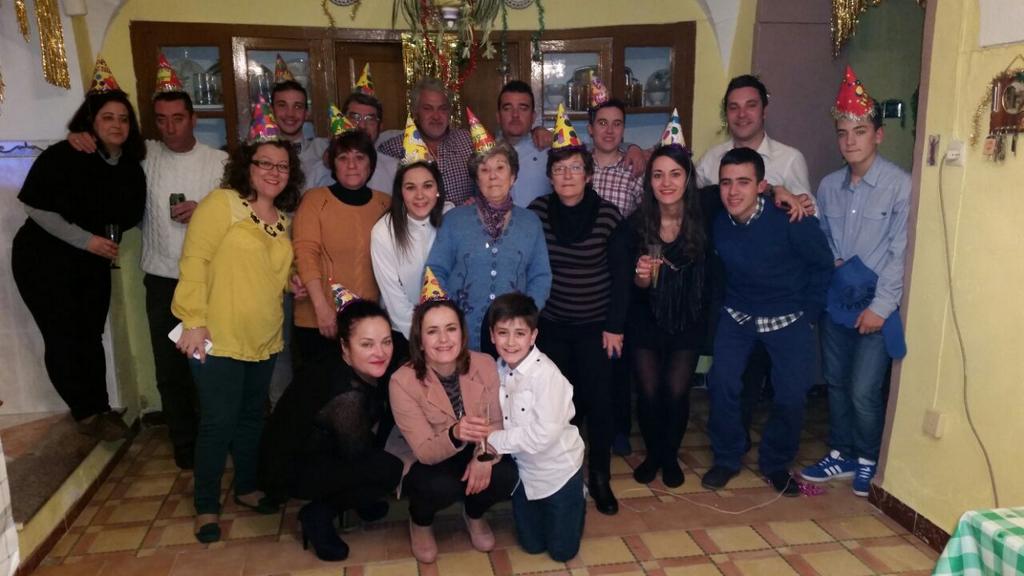 YaniraFernand17's tweet photo. Dspidiendo el año en familia http://t.co/fWNvMahAuT