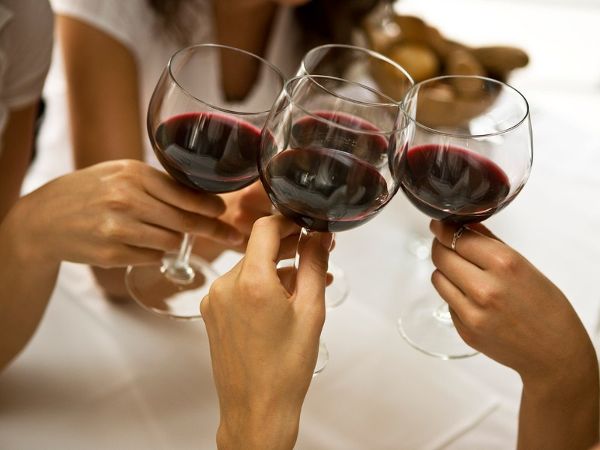 UberFacts's tweet photo. 10 health benefits of alcohol! http://t.co/IkZf5Llz5g http://t.co/WgWq89ePzv