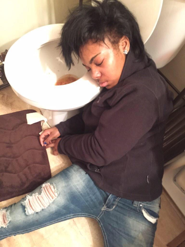 tyvonnnn's tweet photo. Damn.., 😂😂 what was they drinking??😂💀 http://t.co/6xRYYpfHjX