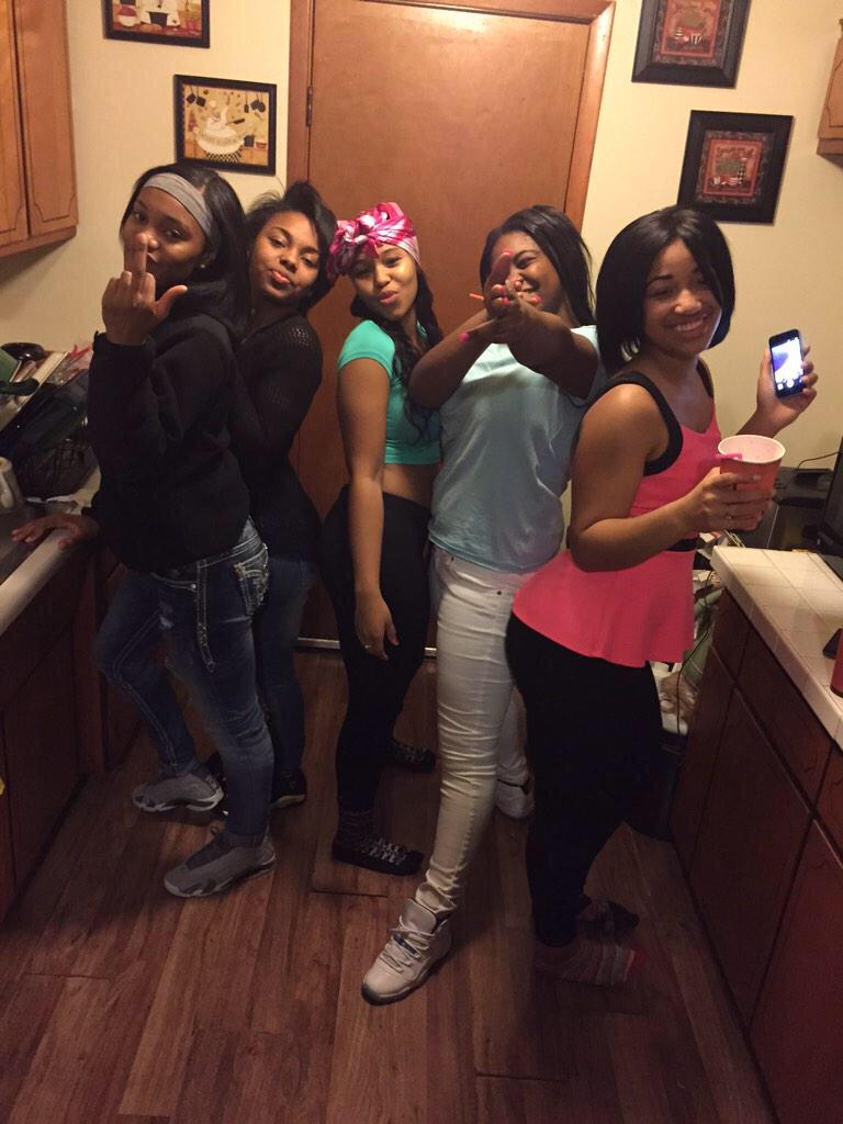 tyvonnnn's tweet photo. Damn.., 😂😂 what was they drinking??😂💀 http://t.co/6xRYYpfHjX