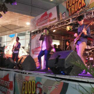 <a href="/DjavuBand_ID/">Djavu Band </a> at living world Tangsel on Happy new year w/ <a href="/IbnuChandraP/">Ibnu Chandra P</a> <a href="/IchalItsme/">Faisal A Nainggolan</a> <a href="/fajarsyahh/">fajarsyah</a> 31-12-2014