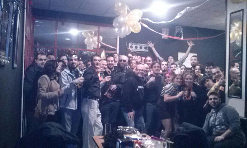 Bar_Ton180's tweet photo. @Rubenveragarcia un placer compartir las primeras horas del año con vosotr@s... NUESTRA FAMILIA DEL TON180!!!. http://t.co/qU0Ygznc3L