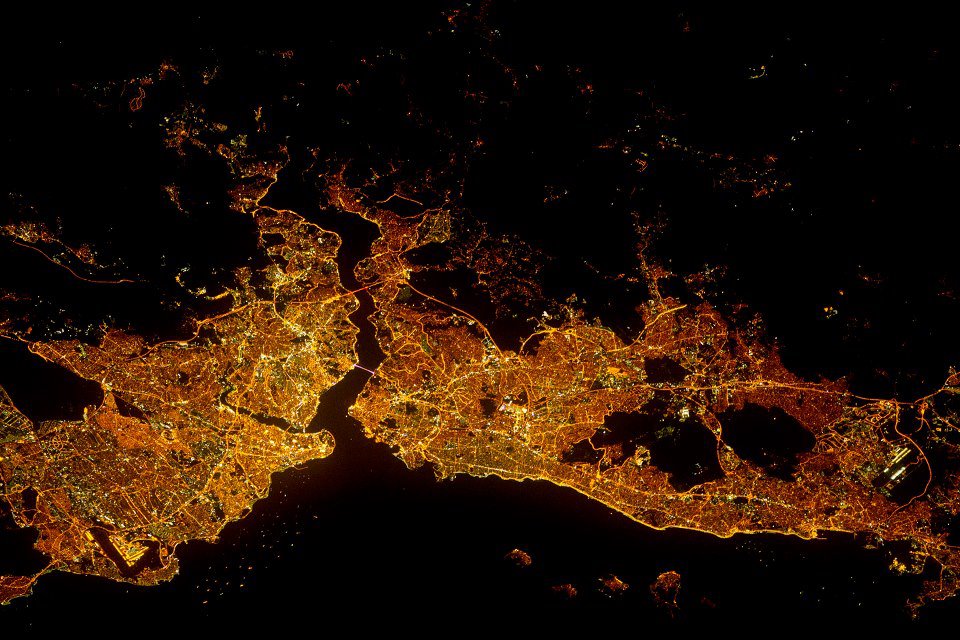 NASA Uluslararası Uzay İstasyonu'nda görevli astronotlar tarafından çekilen İstanbul fotoğrafını yayınladı.