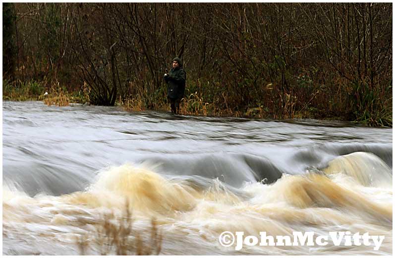 JohnMcVittyPix's tweet image. An #angler chasing the #firstsalmon of the #newyear on @DrowesFishery #highwater #Bundoran #Kinlough