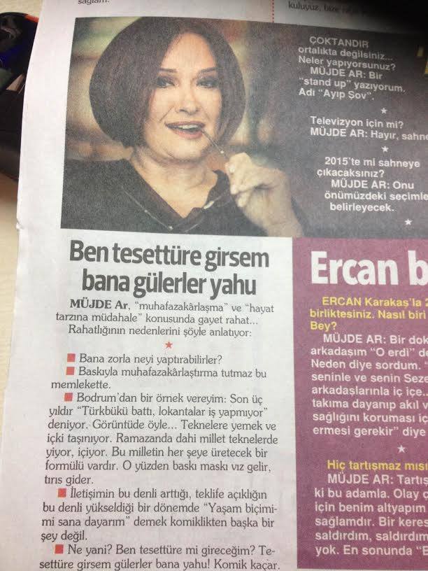 Müjde Ar:"Ben tesettüre girsem bana gülerler yahu" demiş!
Sen alışıksın başını cama sıkıştırmaya, neyine baş örtüsü..