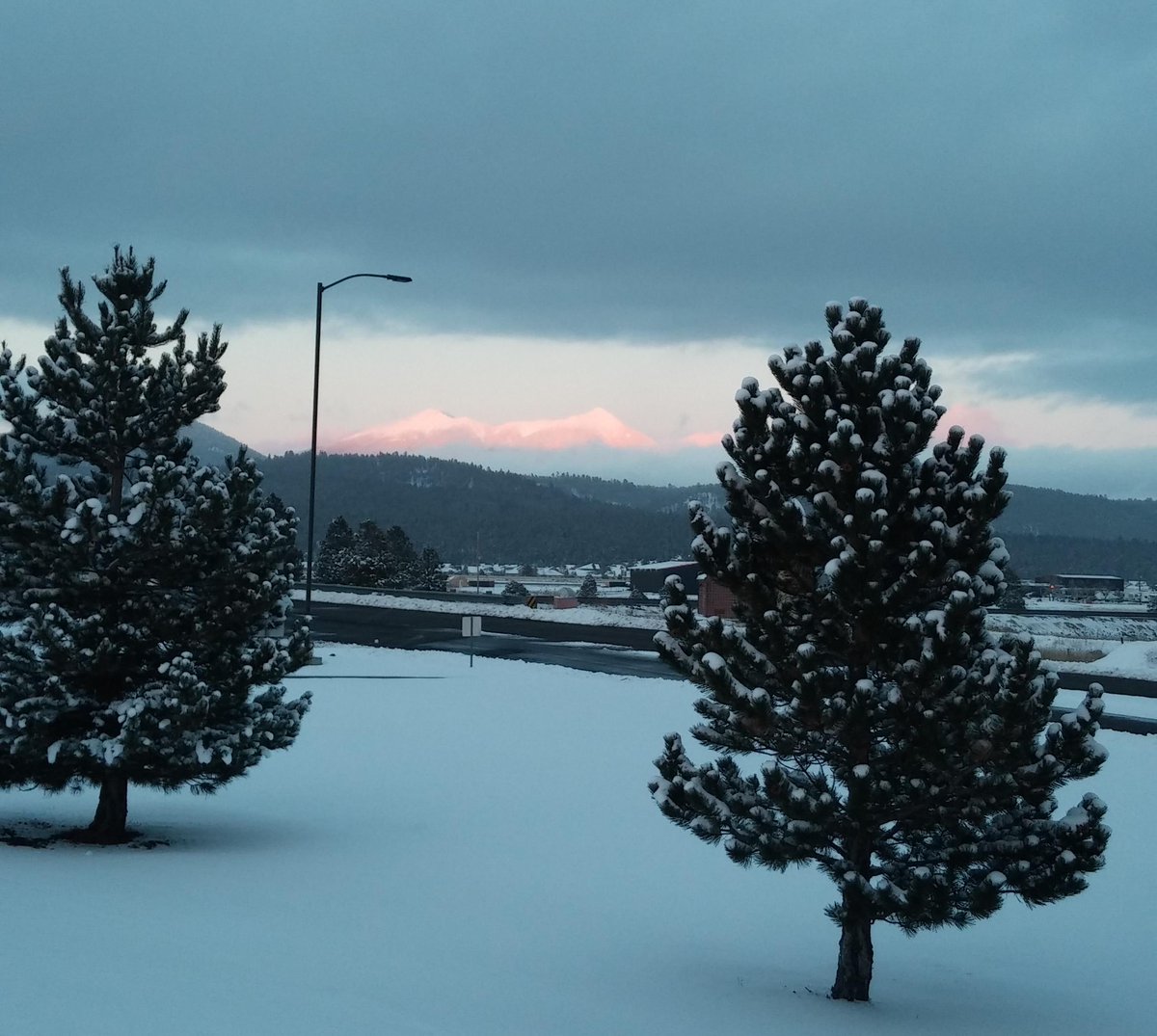 NWSFlagstaff's tweet photo. View of the peaks at sunset with a fresh coating of snow. From the @NWSFlagstaff office earlier this evening. #azwx http://t.co/oPw5d7Y9ba