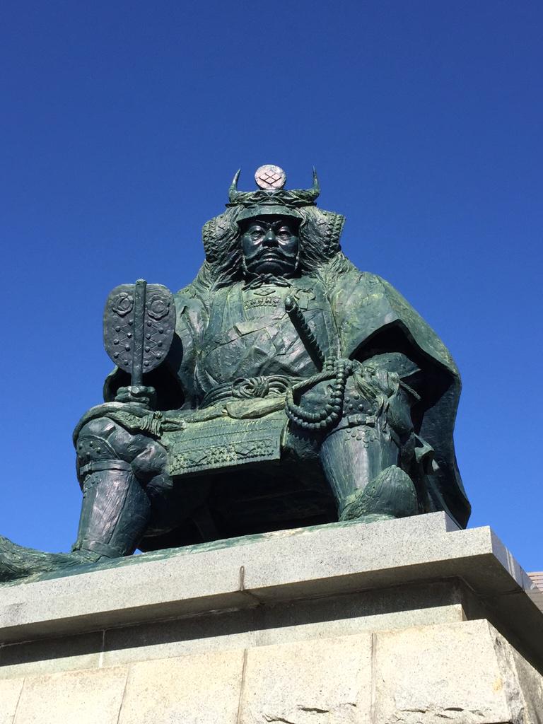 鷹木 信悟 Shingo Takagi 甲府駅南口の武田信玄公銅像前にて 本年もどうか 宜しくお願い致します 人は城 人 は石垣 人は堀 情けは味方 仇は敵なり 心に染みる名言である 全日本プロレス参戦に為 今から東京に向かいます 初夢は記憶無し