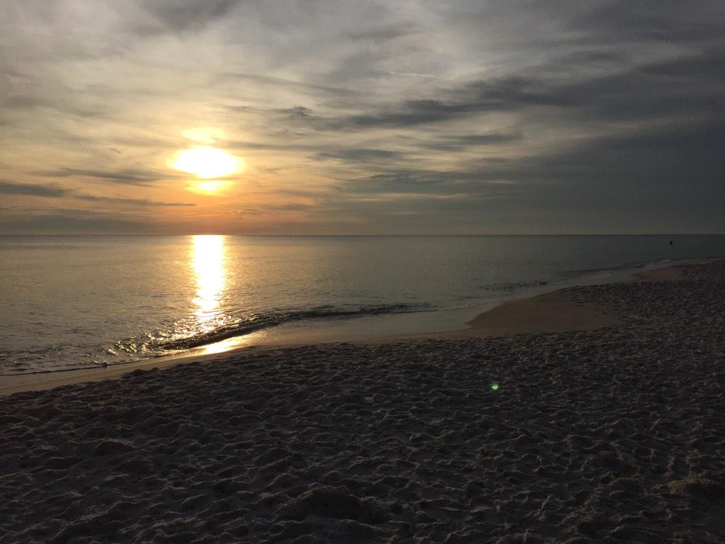 DierksBentley's tweet photo. already broken my first new year's resolution for a sober january. hard w/ this view. oh well, there's always 2016! http://t.co/g9N5NpH8cJ