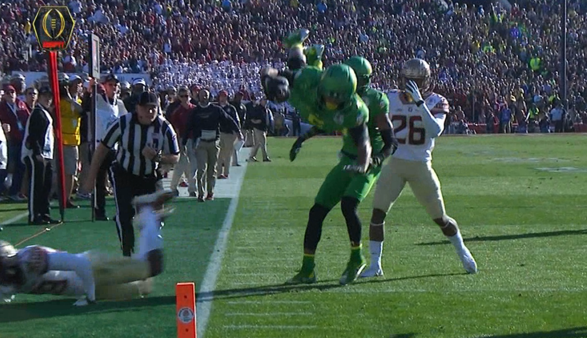 SportsCenter's tweet photo. Charles Nelson goes airborne!
Ducks on the FSU doorstep in #RoseBowl http://t.co/cRO64DGvyk