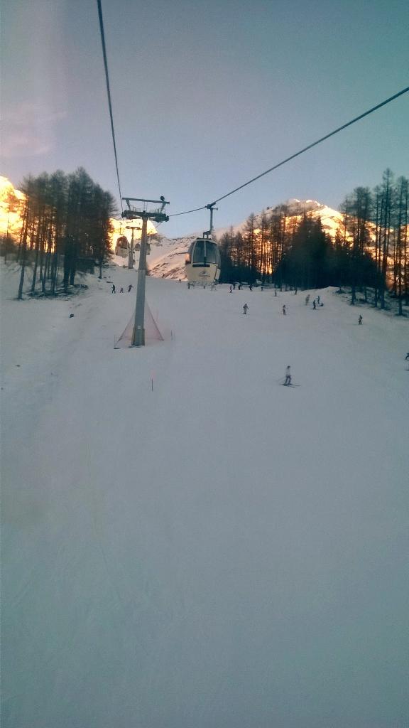 Silvia_Sette's tweet photo. @onerepublic Today I risked my life climbing down an iced slope .-. Thought "w/ every broken bone I swear I lived"😜 http://t.co/hpEJOz8ihE