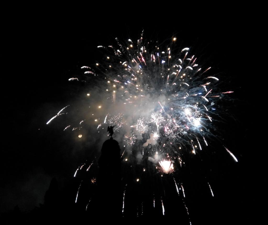 BarbaraSofiaZ's tweet photo. Happy new year! 💖💝💞
2015 fireworks ✴🎉🎈 http://t.co/VJyK4vlQci