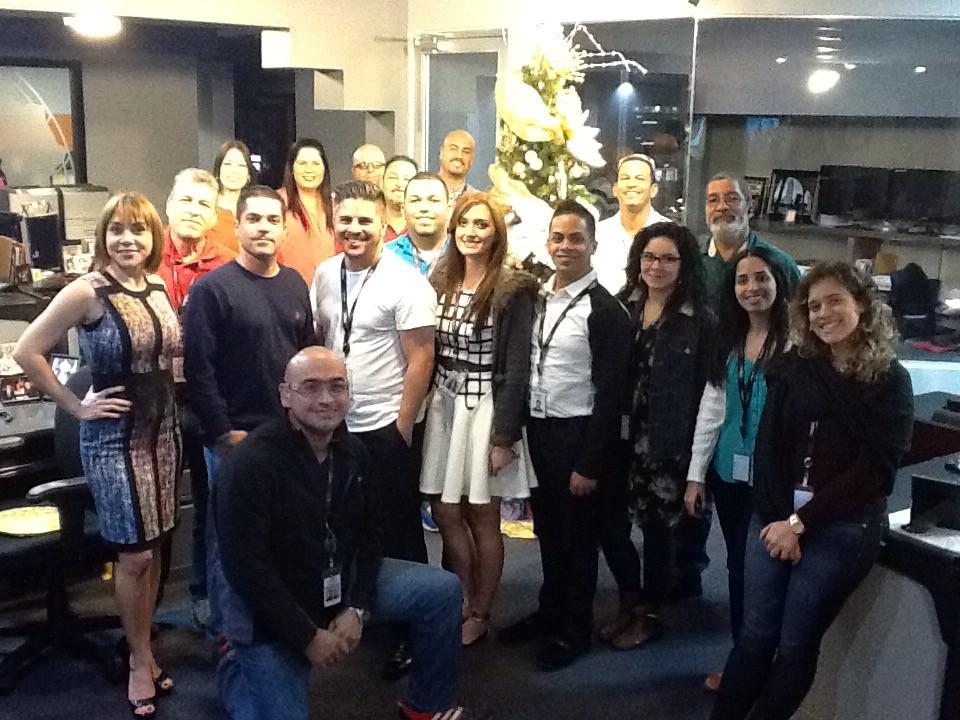 NoticiasWapa's tweet photo. Trabajamos para ti!! Aquí el equipo de @NoticentroWAPA que estuvo el primer día del 2015!!! http://t.co/Uat9yrqGlk