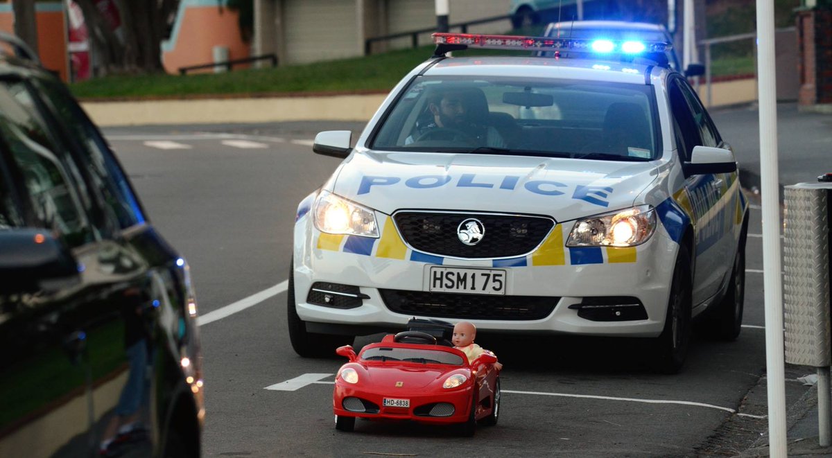 PacificCop's tweet photo. Good to see @nzpolice starting the new year  with a sense of humor. Nice work Wellington Police ! @BOPPolice http://t.co/UqcWYnXZay