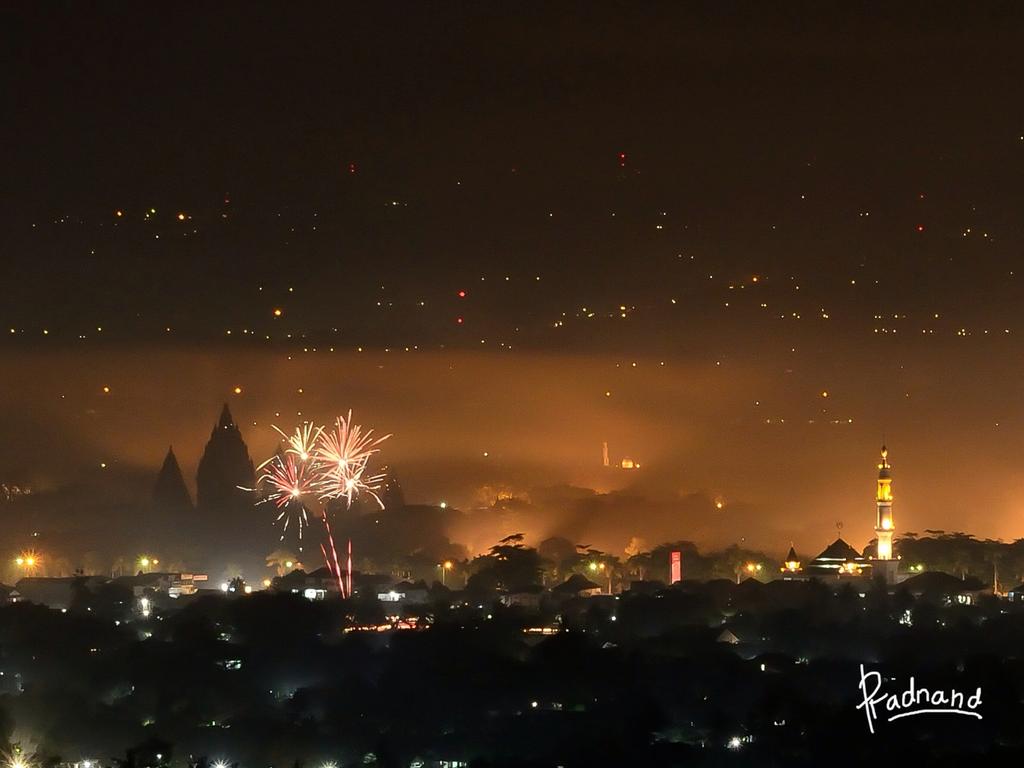 Ndak ajak2 :( “<a href="/AyoJalan2/">ayo jalan jalan ✈ traveling</a>: #Jogja Suasana Malam Tahun Baru 2015 dgn view Candi Prambanan | foto by <a href="/Pradnand/">Ｐｒｉｄ™</a> ”