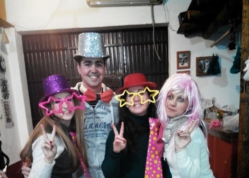 AlmudenaKilila's tweet photo. Año nuevo emtre primos y amigoss!!! @franbernal3 @AngelaSols http://t.co/XSUqKKkFaA